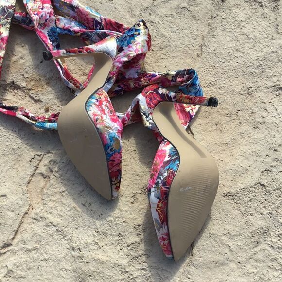 Beautiful satin gold tone and flower pattern stiletto shoes size 37 tie ankle - Picture 2 of 9